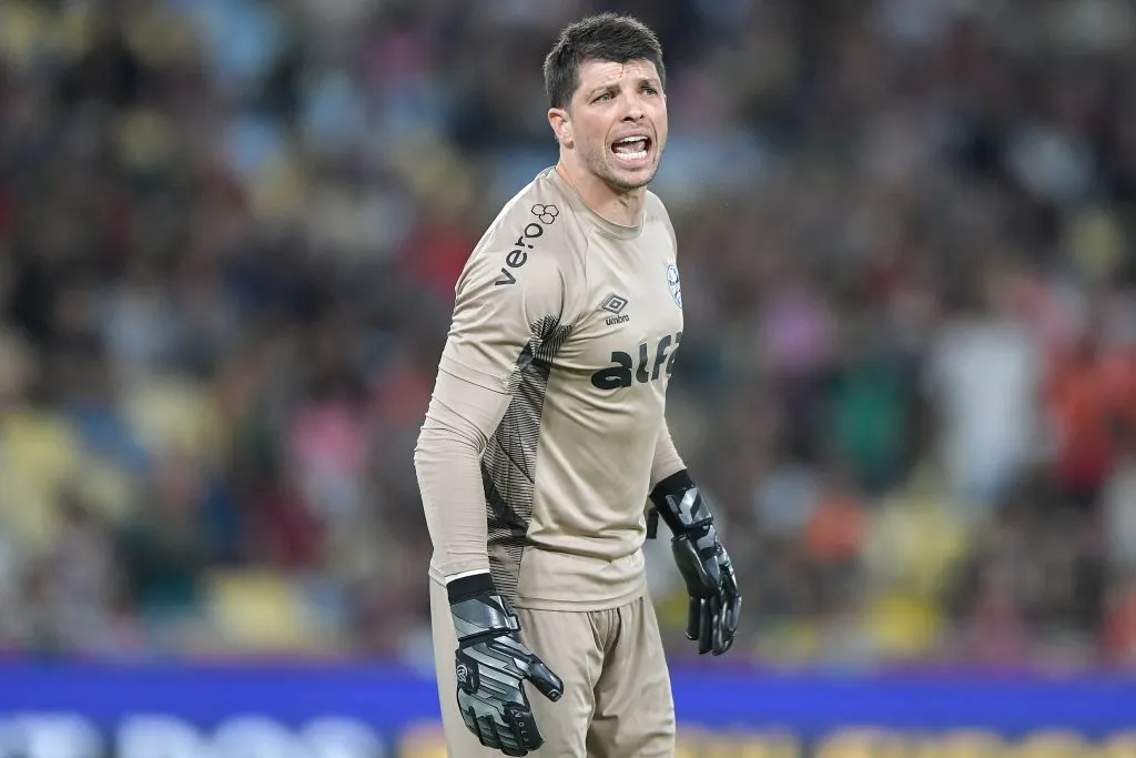 RJ – RIO DE JANEIRO – 02/08/2025 – BRASILEIRO A 2025, FLUMINENSE X GREMIO – Tiago Volpi goleiro do Gremio durante partida contra o Fluminense no estadio Maracana pelo campeonato Brasileiro A 2025. Foto: Thiago Ribeiro/AGIF