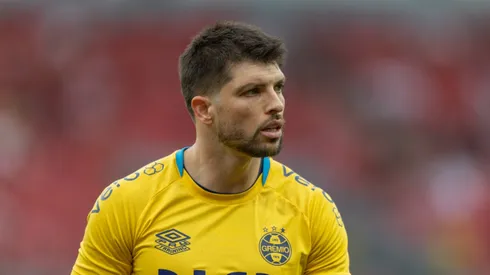 Tiago Volpi jogador do Gremio durante partida contra o Internacional no estadio Beira-Rio pelo campeonato Brasileiro A 2025.