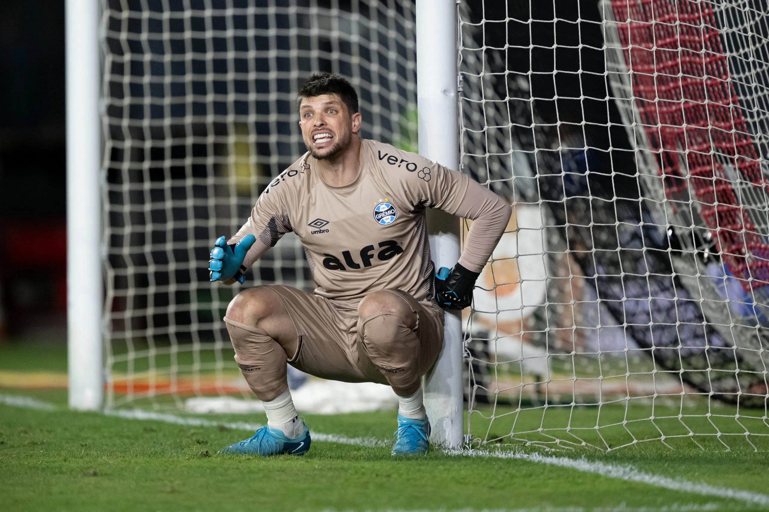 Tiago Volpi goleiro do Gremio durante partida contra o Vasco no estadio Sao Januario pelo campeonato Brasileiro A 2025. Foto: Jorge Rodrigues/AGIF
