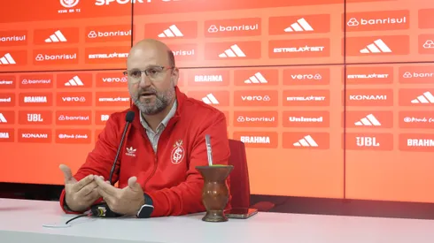 José Olavo Bisol falando em coletiva do Internacional