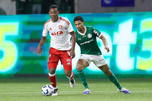 SAO PAULO, BRAZIL – SEPTEMBER 13: Raykkonen of Internacional competes for the ball with Murilo of Palmeiras during the Brasileirao 2025 match between Palmeiras and Internacional at Allianz Parque on September 13, 2025 in Sao Paulo, Brazil. (Photo by Ricardo Moreira/Getty Images)