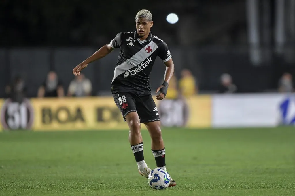 Barros jogador do Vasco durante partida contra o São Paulo –  Foto: Thiago Ribeiro/AGIF