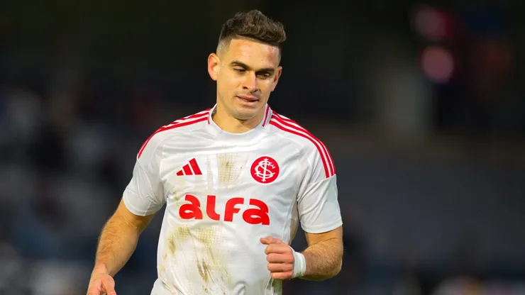 Borre jogador do Internacional durante partida contra o Bragantino no estadio Cicero De Souza Marques pelo campeonato Brasileiro A 2025. Foto: Anderson Romao/AGIF