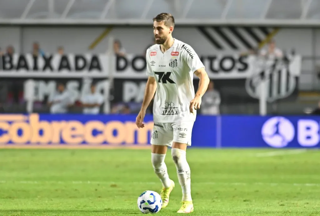 SP – SANTOS – 01/10/2025 – BRASILEIRO A 2025, SANTOS X GREMIO – Luan Peres jogador do Santos durante partida contra o Gremio no estadio Vila Belmiro pelo campeonato Brasileiro A 2025. Foto: Jota Erre/AGIF