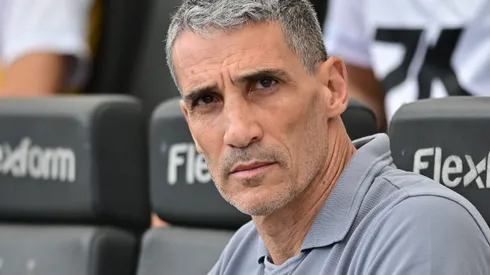 SP – SANTOS – 01/11/2025 – BRASILEIRO A 2025, SANTOS X FORTALEZA – Juan Pablo Vojvoda tecnico do Santos durante partida contra o Fortaleza no estadio Vila Belmiro pelo campeonato Brasileiro A 2025. Foto: Jota Erre/AGIF