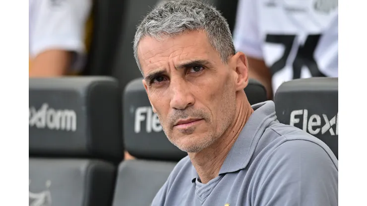 SP - SANTOS - 01/11/2025 - BRASILEIRO A 2025, SANTOS X FORTALEZA - Juan Pablo Vojvoda tecnico do Santos durante partida contra o Fortaleza no estadio Vila Belmiro pelo campeonato Brasileiro A 2025. Foto: Jota Erre/AGIF