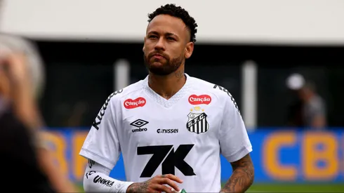 Neymar Jr jogador do Santos durante partida contra o Fortaleza no estadio Vila Belmiro pelo campeonato Brasileiro A 2025. Foto: Mauricio De Souza/AGIF