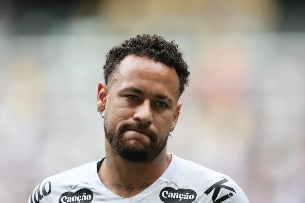 MG – BELO HORIZONTE – 14/09/2025 – BRASILEIRO A 2025, ATLETICO-MG X SANTOS – Neymar jogador do Santos durante aquecimento antes da partida contra o Atletico-MG no estadio Arena MRV pelo campeonato Brasileiro A 2025. Foto: Gilson Lobo/AGIF