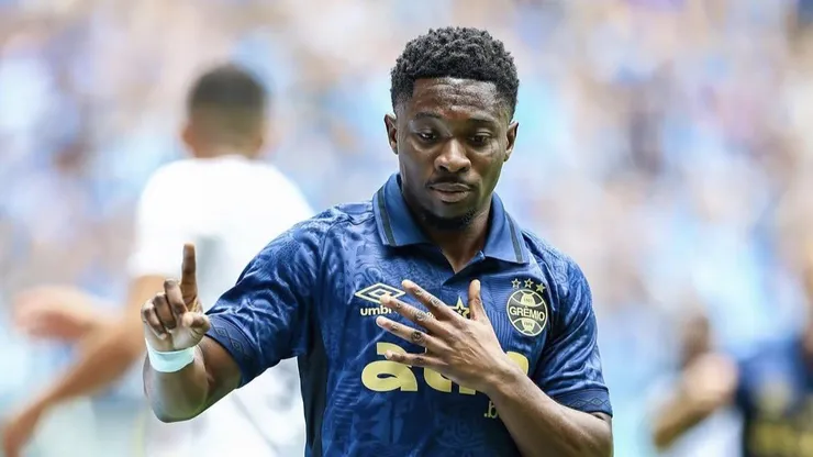 Amuzu retomou seu espaço - Foto: Lucas Uebel/Grêmio FBPA
