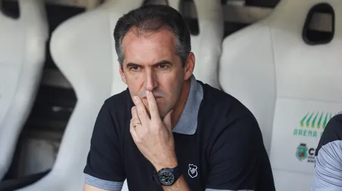 Léo Condé durante confronto contra o Fluminense no Campeonato Brasileiro de 2025.