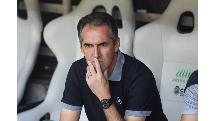 Léo Condé durante confronto contra o Fluminense no Campeonato Brasileiro de 2025.