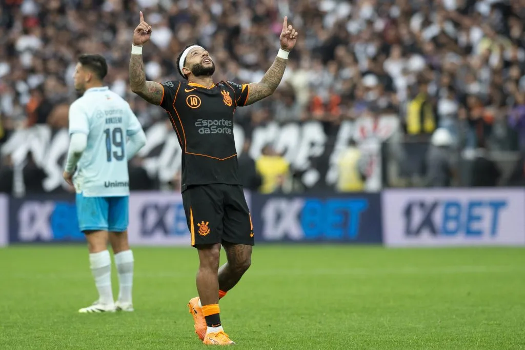 Depay jogador do Corinthians comemora seu gol durante partida contra o Gremio no estadio Arena Corinthians pelo campeonato Brasileiro A 2025. Foto: Anderson Romao/AGIF