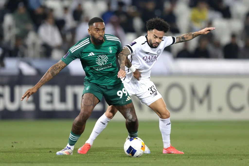 Ivan Toney, do Al-Ahli Saudi, controla a bola sob pressão de Claudinho, do Al Sadd SC, durante a partida da Elite da Liga dos Campeões da AFC entre Al-Sadd e Al-Ahli, no Estádio Jassim bin Hamad, em 3 de fevereiro de 2025, em Doha, Catar. (Foto de Mohamed Farag/Getty Images)