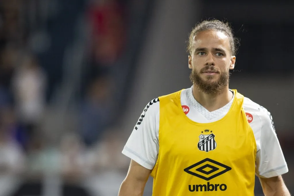 Brahimi jogador do Santos durante partida contra o Bragantino no estadio Cicero De Souza Marques pelo campeonato Brasileiro A 2025. Foto: Anderson Romao/AGIF