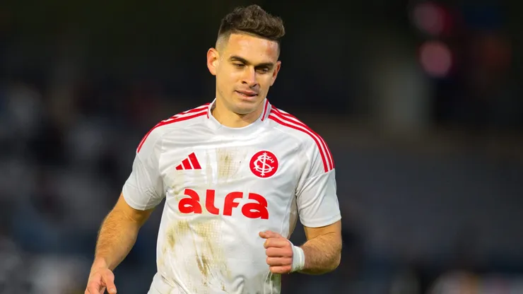 Borre jogador do Internacional durante partida contra o Bragantino no estadio Cicero De Souza Marques pelo campeonato Brasileiro A 2025.
