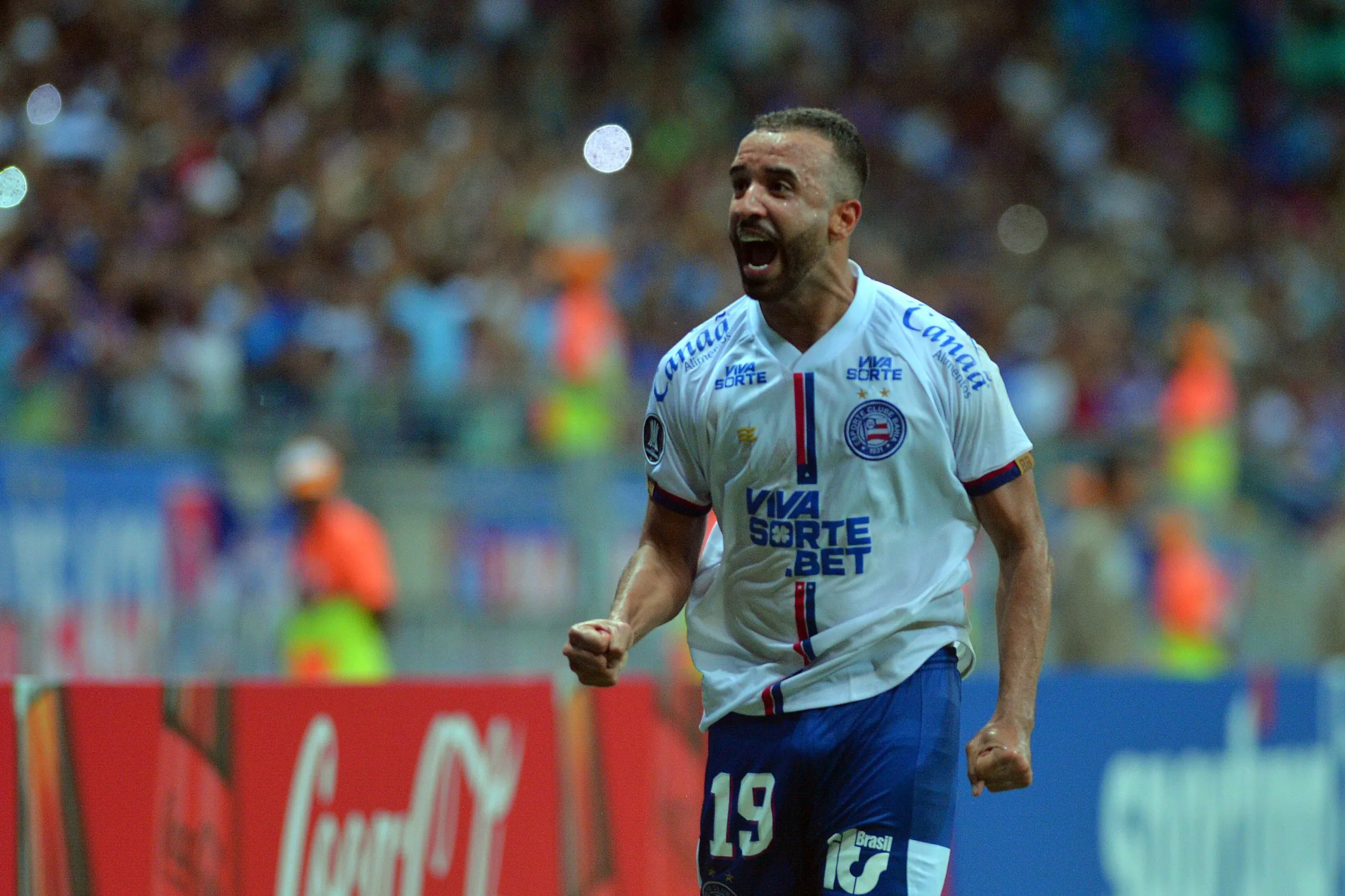 BA – SALVADOR – 13/03/2025 – COPA LIBERTADORES 2025, BAHIA X BOSTON RIVER – Caio Alexandre, jogador do Bahia comemora o triunfo ao final da partida contra o Boston River no estadio Arena Fonte Nova pelo campeonato Copa Libertadores 2025. Foto: Walmir Cirne/AGIF