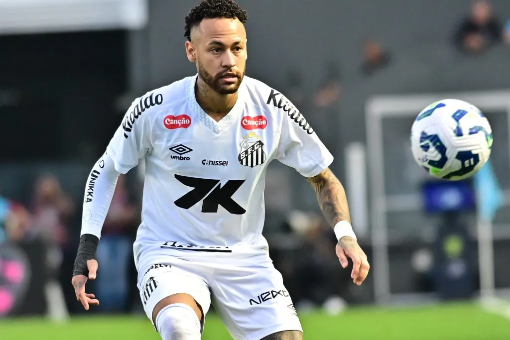 SP – SANTOS – 01/11/2025 – BRASILEIRO A 2025, SANTOS X FORTALEZA – Neymar Jr jogador do Santos durante partida contra o Fortaleza no estadio Vila Belmiro pelo campeonato Brasileiro A 2025.  Foto: Jota Erre/AGIF
