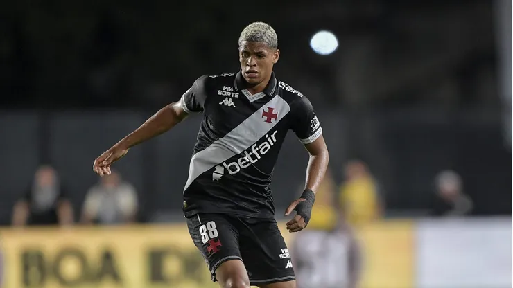 Barros jogador do Vasco durante partida contra o Sao Paulo no estadio Sao Januario pelo campeonato Brasileiro A 2025. Foto: Thiago Ribeiro/AGIF