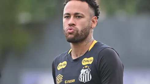 Neymar durante treinamento do Santos.