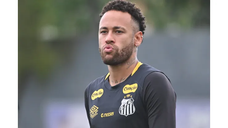 Neymar durante treinamento do Santos.