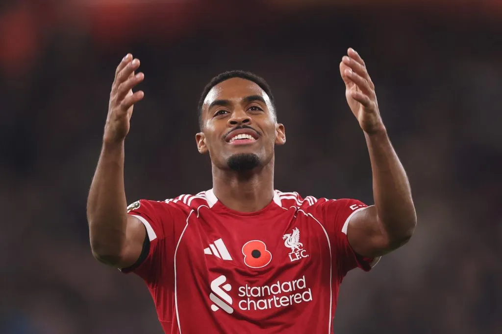 Ryan Gravenberch durante Liverpool x Aston Villa na Premier League 2025/2026. (Photo by Carl Recine/Getty Images)