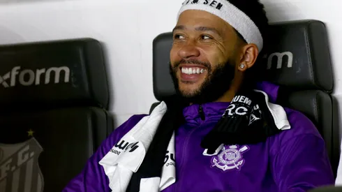 Memphis Depay durante clássico contra o Santos no Brasileirão.