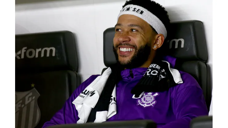 Memphis Depay durante clássico contra o Santos no Brasileirão.