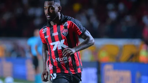 Ramon jogando no Vitória em 2025