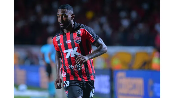 Ramon jogando no Vitória em 2025