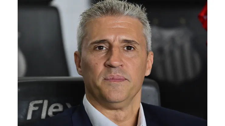 SP - SANTOS - 21/09/2025 - BRASILEIRO A 2025, SANTOS X SAO PAULO - Hernan Crespo tecnico do Sao Paulo durante partida contra o Santos no estadio Vila Belmiro pelo campeonato Brasileiro A 2025. Foto: Jota Erre/AGIF