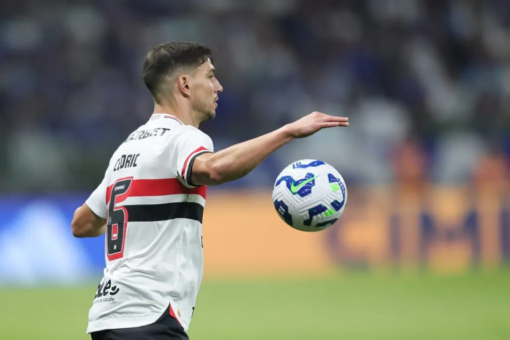 Cedric Soares jogador do São Paulo durante partida contra o Cruzeiro –  Foto: Gilson Lobo/AGIF