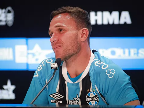 Torcida do Corinthians pede contratação de Arthur, do Grêmio