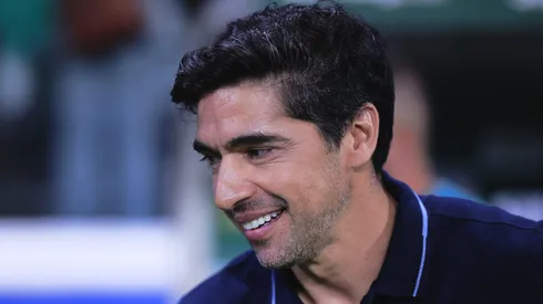 Abel Ferreira foi homenageado pelos cinco anos de Palmeiras