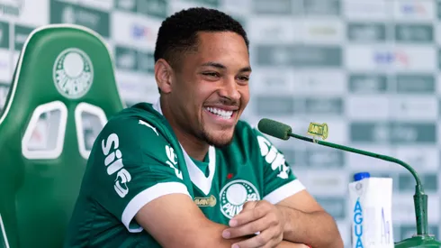 Vitor Roque durante sua apresentacao oficial como jogador do Palmeiras em coletiva de imprensa realizada no CT Academia de Futebol.