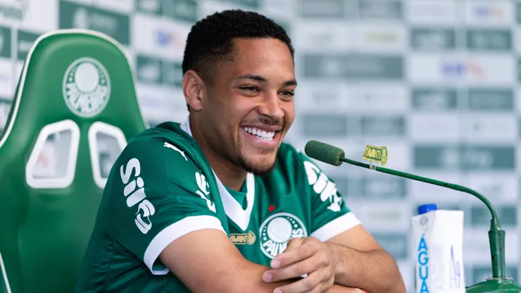 Vitor Roque durante sua apresentacao oficial como jogador do Palmeiras em coletiva de imprensa realizada no CT Academia de Futebol.