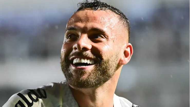 Guilherme jogador do Santos comemora seu gol durante partida contra o Sao Paulo no estadio Vila Belmiro pelo campeonato Brasileiro A 2025. Foto: Jota Erre/AGIF
