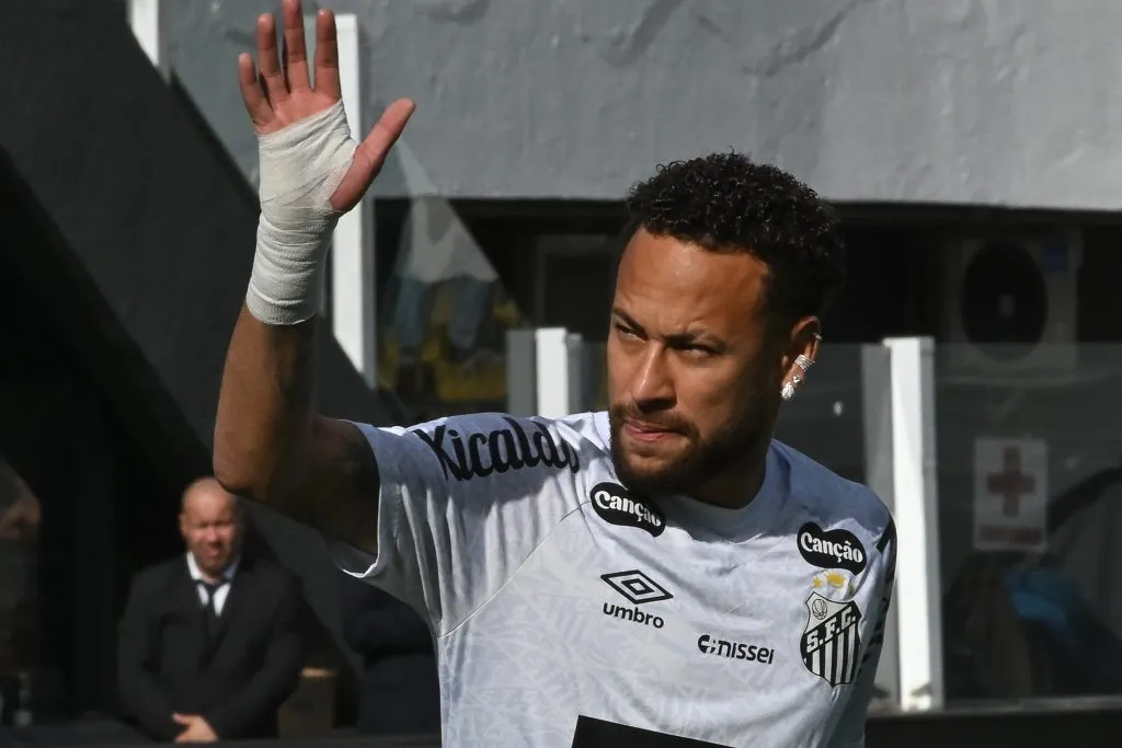 Neymar jogador do Santos durante aquecimento antes da partida contra o Fluminense no estadio Vila Belmiro pelo campeonato Brasileiro A 2025. Foto: Jota Erre/AGIF