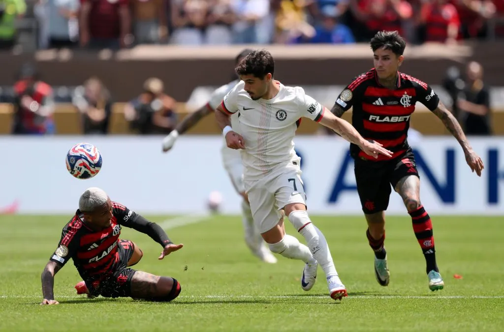 Pedro Neto, do Chelsea, marcado por Wesley e Erick Pulgar do Flamengo. (Photo by David Ramos/Getty Images)