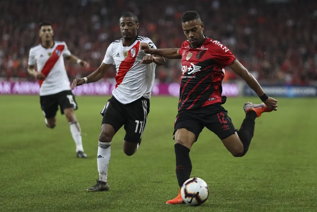 CURITIBA, BRAZIL – MAY 22: Renan Lodi (R) of Athletico PR struggles for the ball with Nicolas De La Cruz of River Plate during a match between Athletico PR and River Plate, as part of Recopa Sudamericana Final 1 at Arena da Baixada on May 22, 2019 in Curitiba, Brazil. (Photo by Buda Mendes/Getty Images)