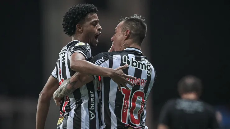 Autor de dois gols na partida, Keno comemora com o chileno Vargas
