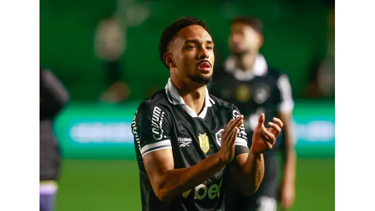 RS - CAXIAS DO SUL - 24/08/2025 - BRASILEIRO A 2025, JUVENTUDE X BOTAFOGO - Vitinho jogador do Botafogo durante partida contra o Juventude no estadio Alfredo Jaconi pelo campeonato Brasileiro A 2025. Foto: Luiz Erbes/AGIF