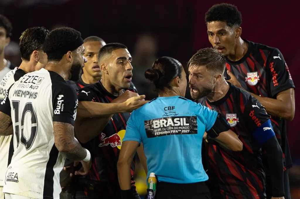 SP – BRAGANCA PAULISTA – 05/11/2025 – BRASILEIRO A 2025, BRAGANTINO X CORINTHIANS – O arbitro Edina Alves Batista durante partida entre Bragantino e Corinthians no estadio Cicero De Souza Marques pelo campeonato Brasileiro A 2025. Foto: Joisel Amaral/AGIF