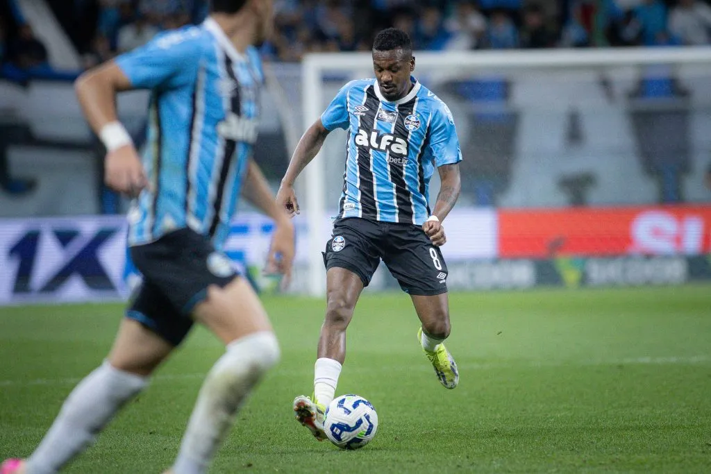 Edenilson jogador do Grêmio durante partida contra o Cruzeiro pelo Brasileiro A 2025 – Foto: Maxi Franzoi/AGIF