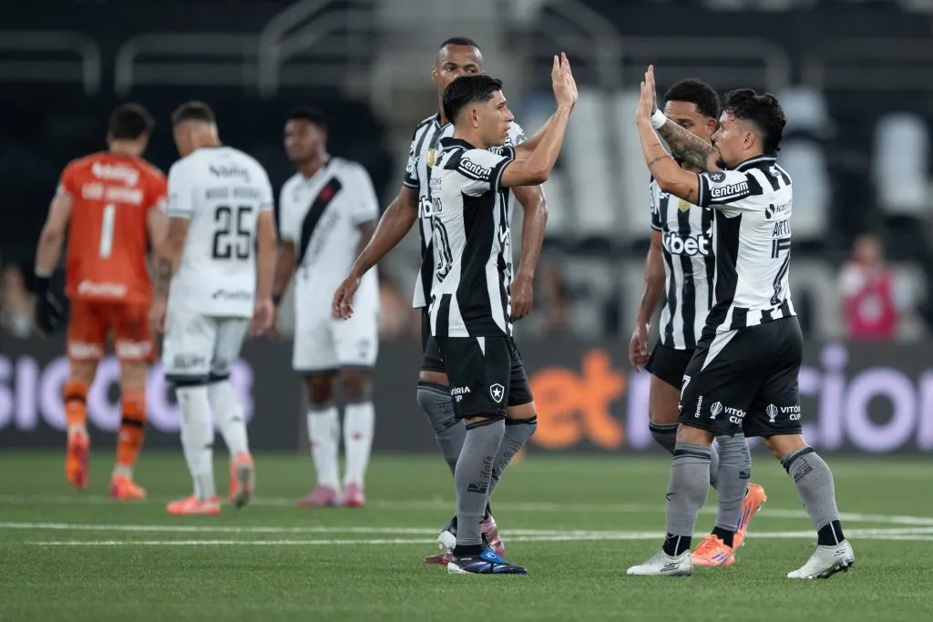 RJ – RIO DE JANEIRO – 05/11/2025 – BRASILEIRO A 2025, BOTAFOGO X VASCO – Artur jogador do Botafogo comemora seu gol com Savarino jogador da sua equipe durante partida contra o Vasco no estadio Engenhao pelo campeonato Brasileiro A 2025. Foto: Jorge Rodrigues/AGIF