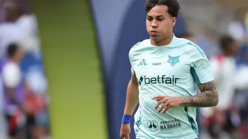 Kaio Jorge jogador do Cruzeiro durante aquecimento antes da partida contra o Vitoria no estadio Mineirao pelo campeonato Brasileiro A 2025. Foto: Gilson Lobo/AGIF