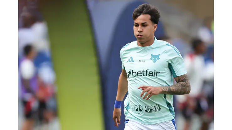 Kaio Jorge jogador do Cruzeiro durante aquecimento antes da partida contra o Vitoria no estadio Mineirao pelo campeonato Brasileiro A 2025. Foto: Gilson Lobo/AGIF