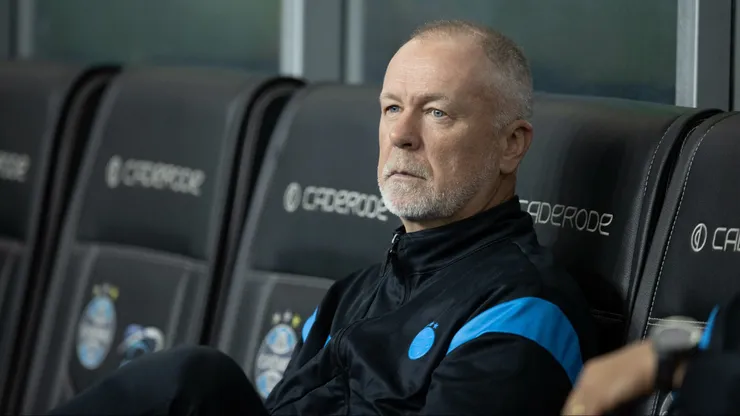 Mano Menezes tecnico do Gremio durante partida contra o Cruzeiro no estadio Arena do Gremio pelo campeonato Brasileiro A 2025. Foto: Liamara Polli/AGIF