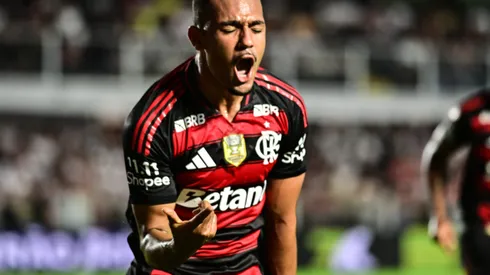 Samuel Lino jogador do Flamengo comemora seu gol durante partida contra o Sao Paulo no estadio Vila Belmiro pelo campeonato Brasileiro A 2025. Foto: Jota Erre/AGIF