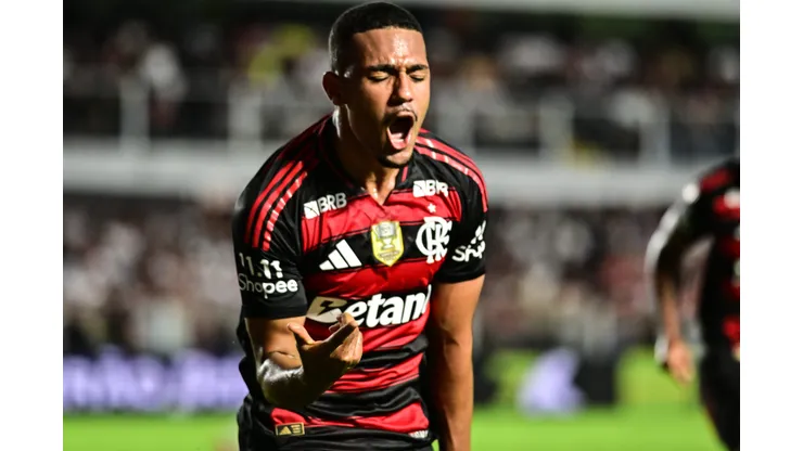 Samuel Lino jogador do Flamengo comemora seu gol durante partida contra o Sao Paulo no estadio Vila Belmiro pelo campeonato Brasileiro A 2025. Foto: Jota Erre/AGIF