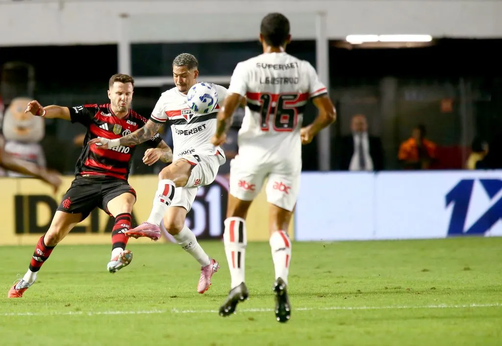 Luciano jogador do São Paulo disputa lance com Saul jogador do Flamengo durante partida no estadio Vila Belmiro pelo campeonato Brasileiro A 2025. Foto: Mauricio De Souza/AGIF